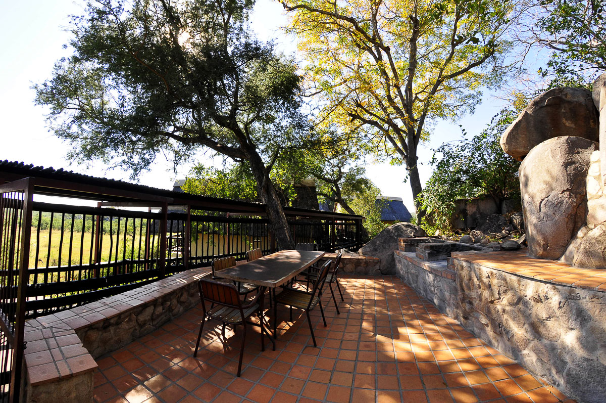 Boulders Bush Lodge braai area