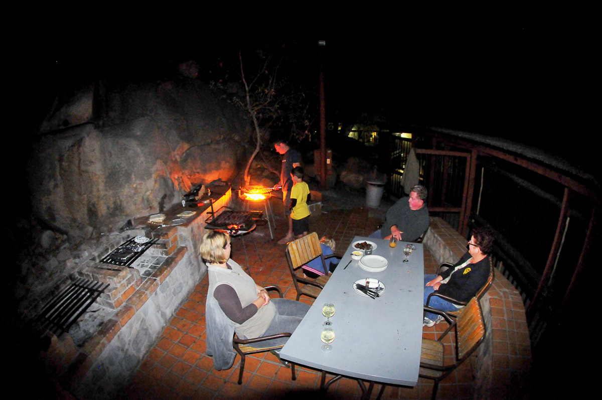 Family braaing at Boulders Bush Lodge