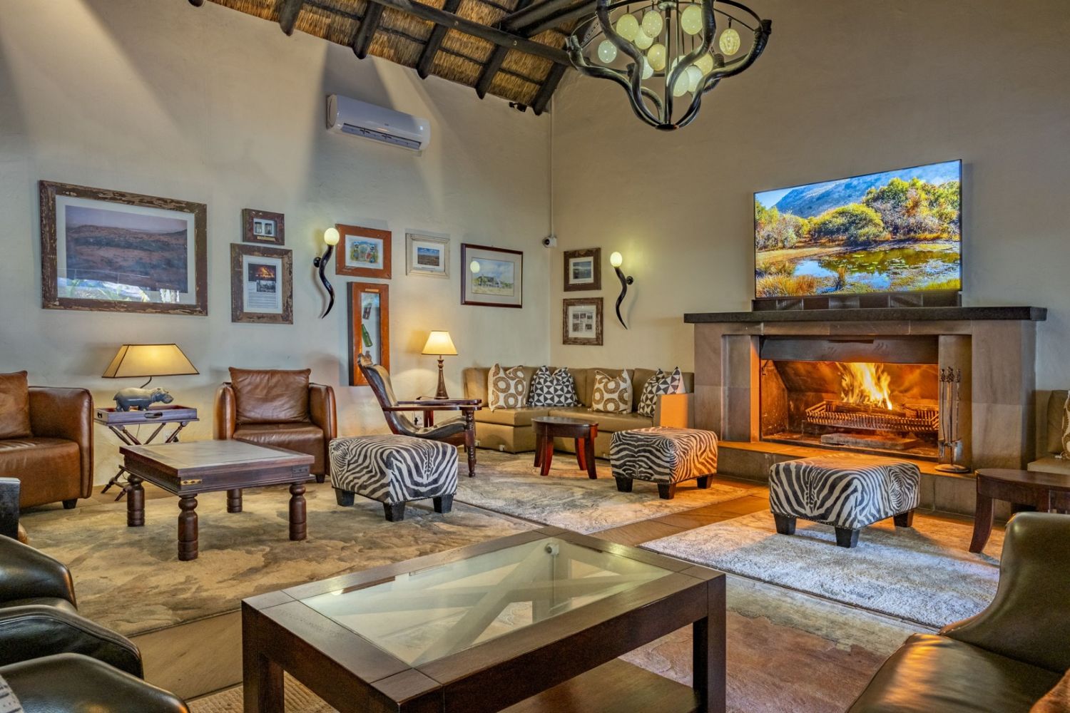 Cocktail lounge at Kwa Maritane