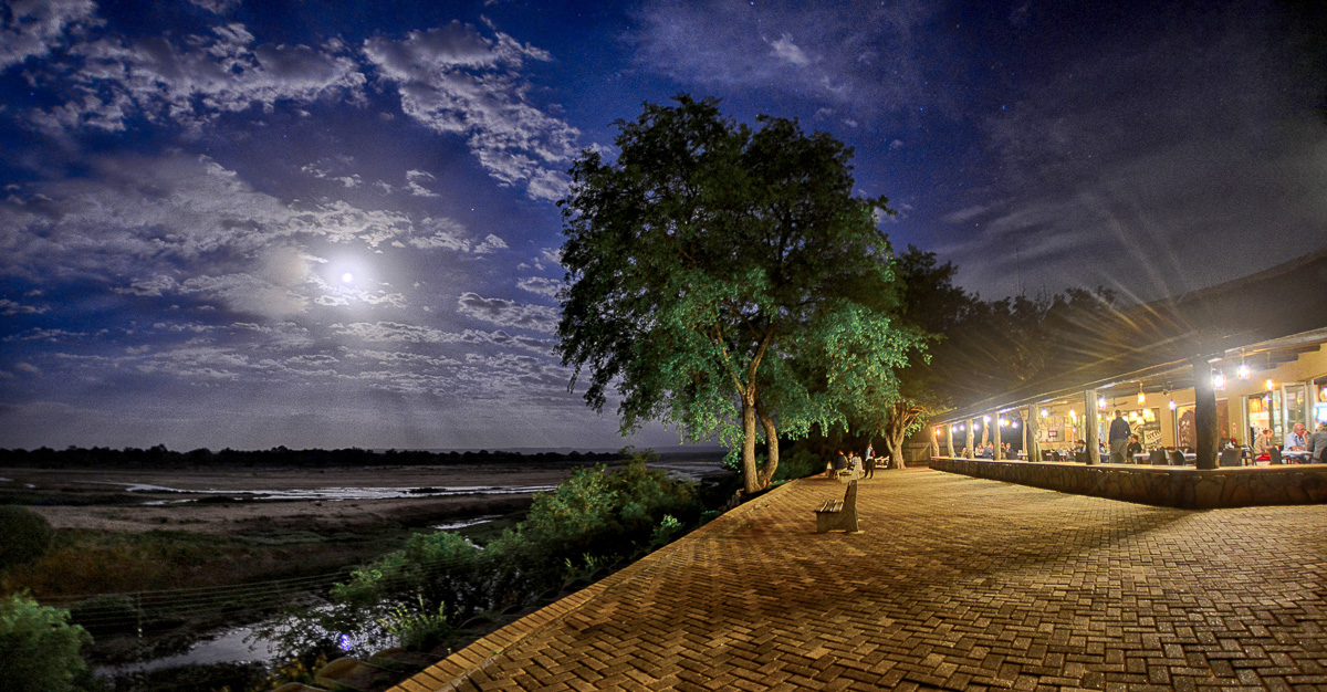 the moonrise in front of the restaurant at Letaba camp