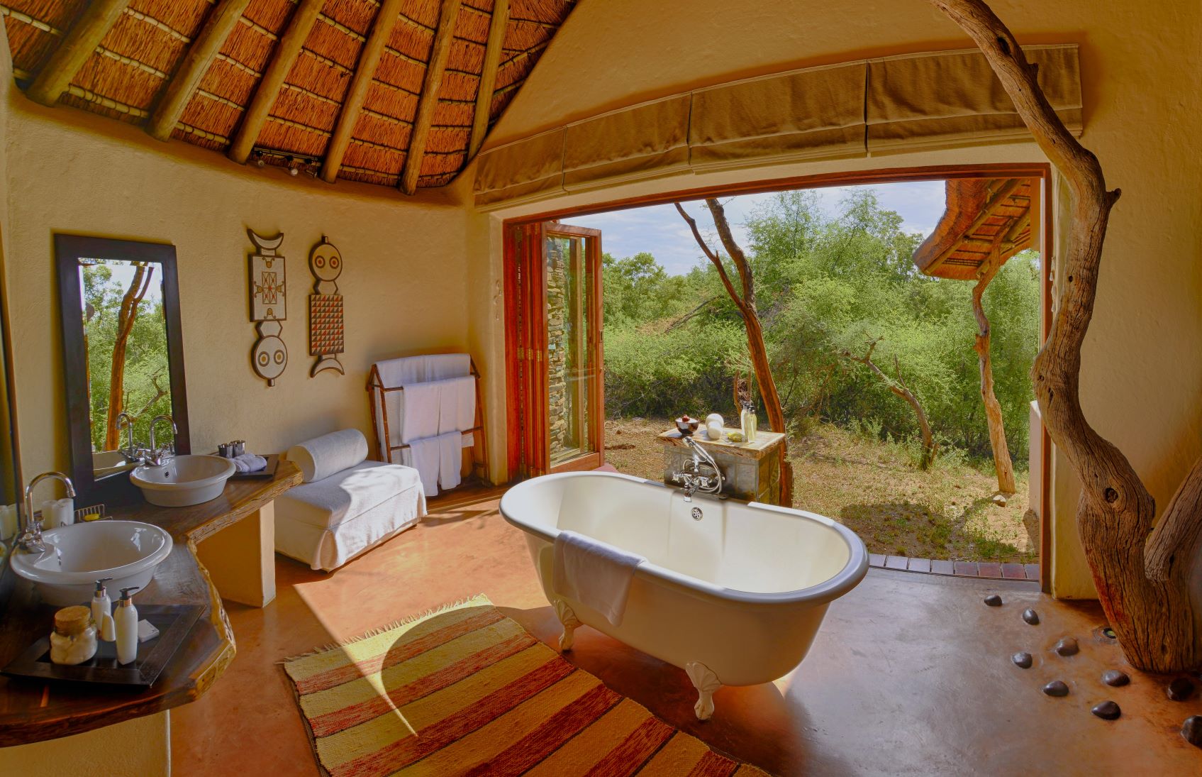 Bathroom en suite at Makanyane Safari Lodge in Madikwe