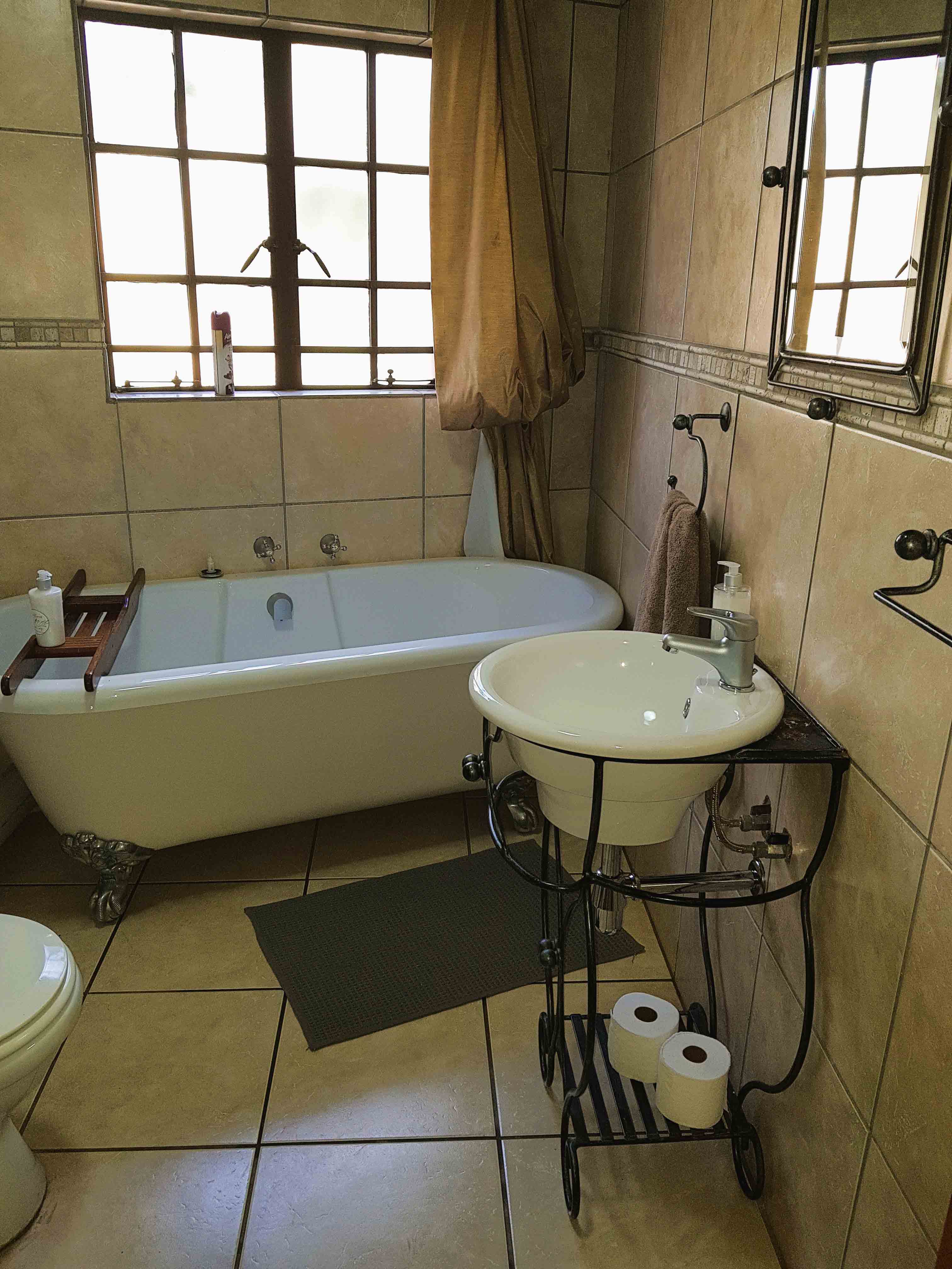 Milorho Lodge cottage bathroom