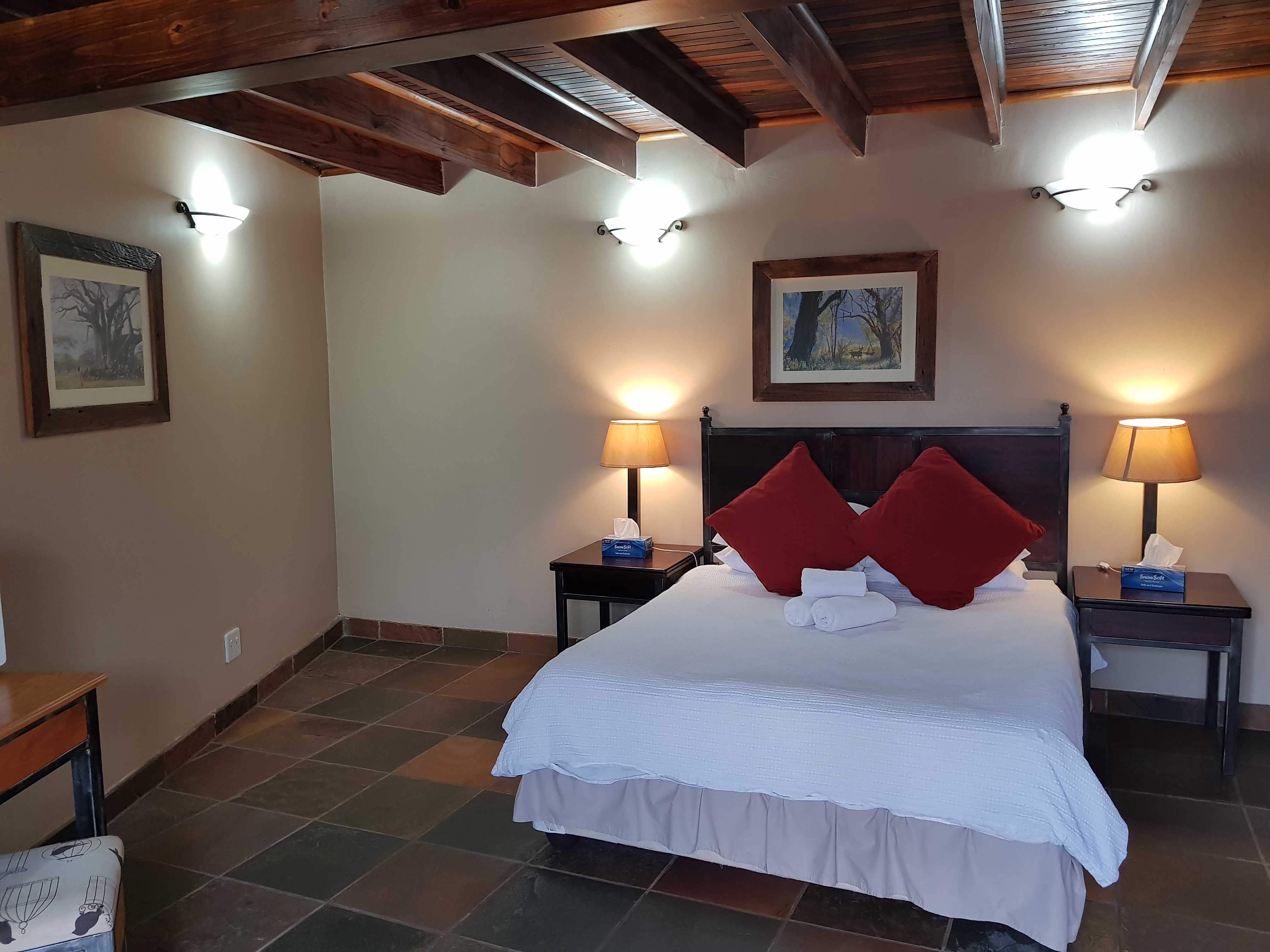 Milorho Lodge cottage main bedroom