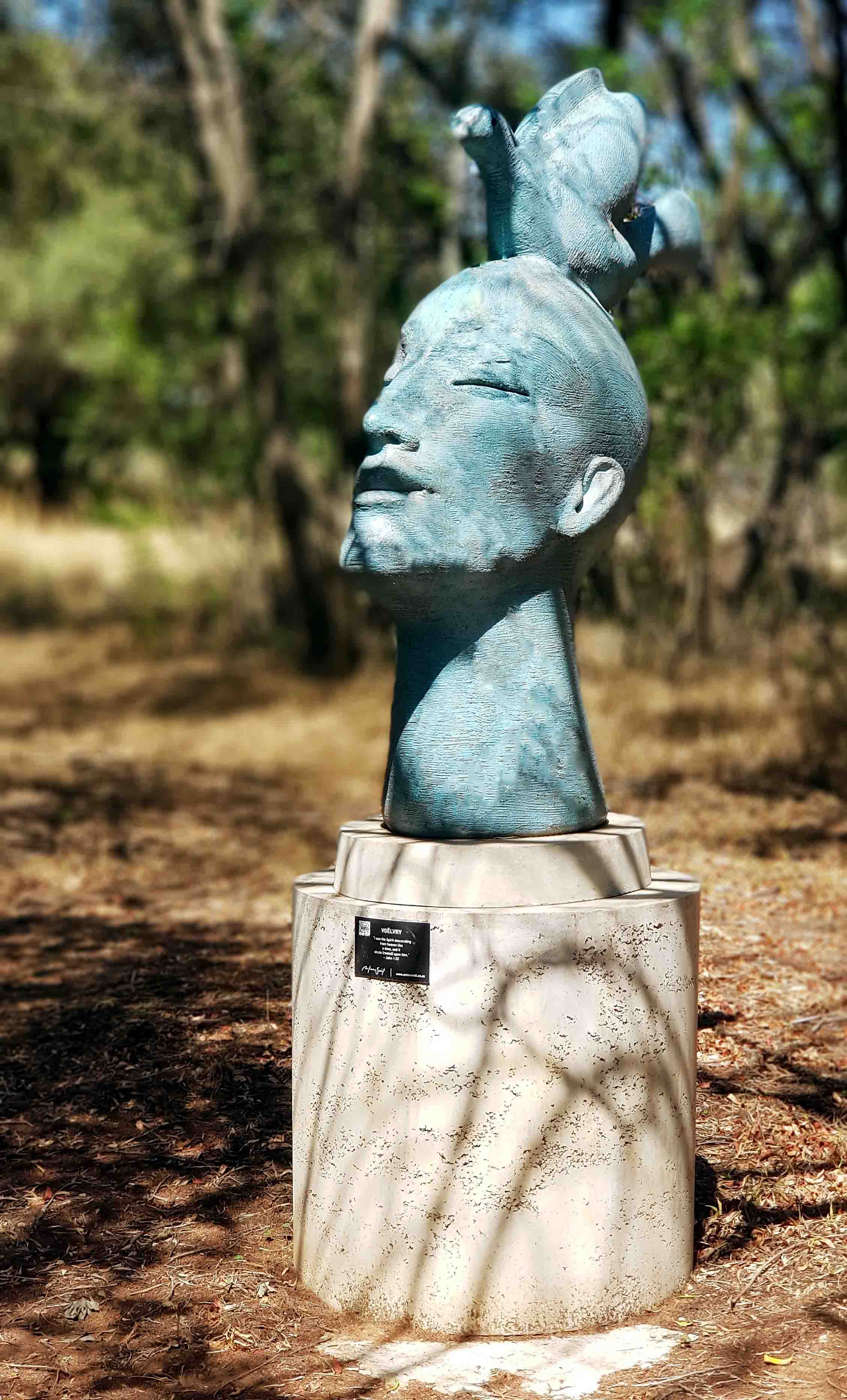 Milorho Lodge Free as a bird sculpturee