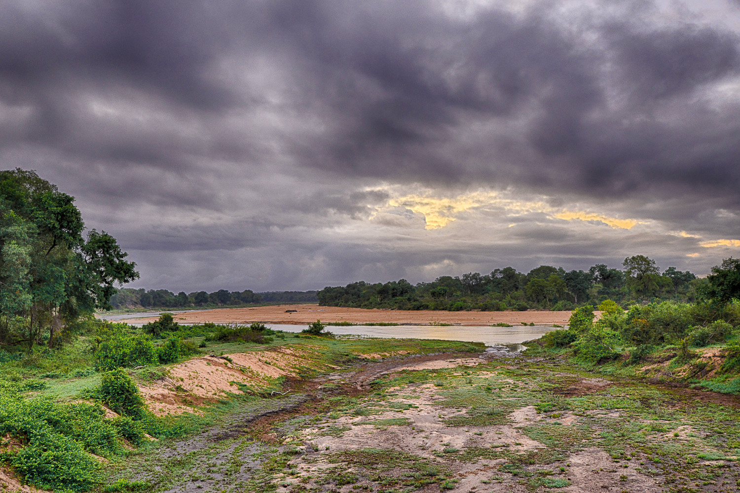 Mutlumuvi and Sand River Confluence H1-2 near Skukuza in the Kruger National Park