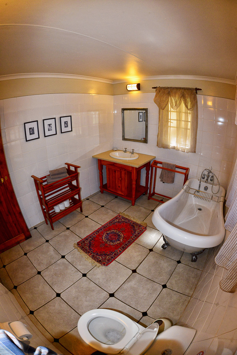 Punda Russell cottage bathroom with bath