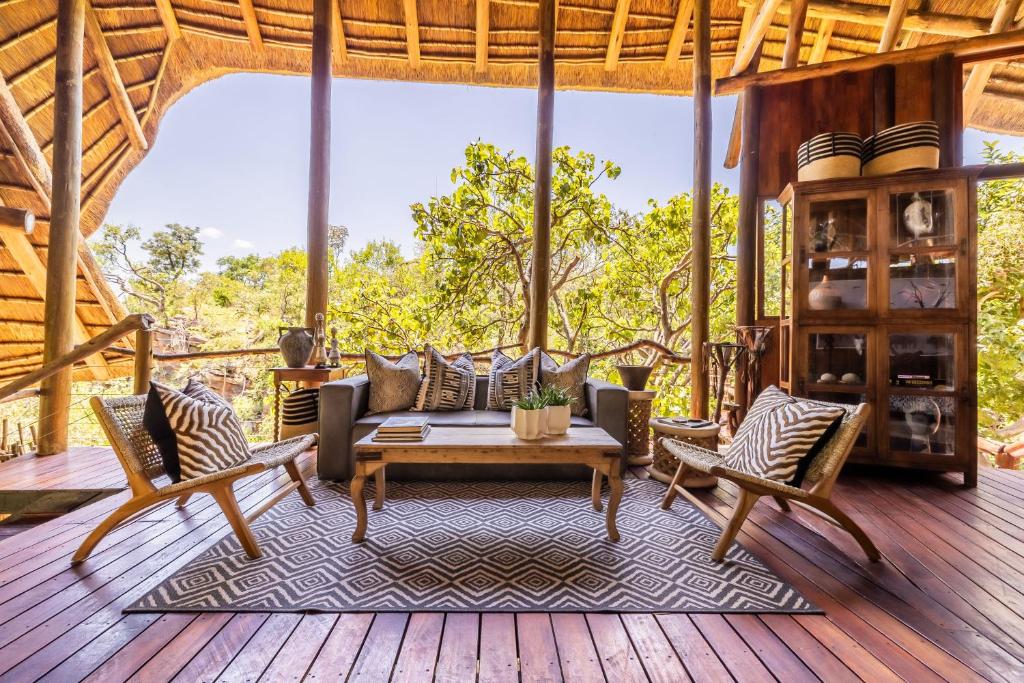 Buffalo Ridge Lodge reception seating area
