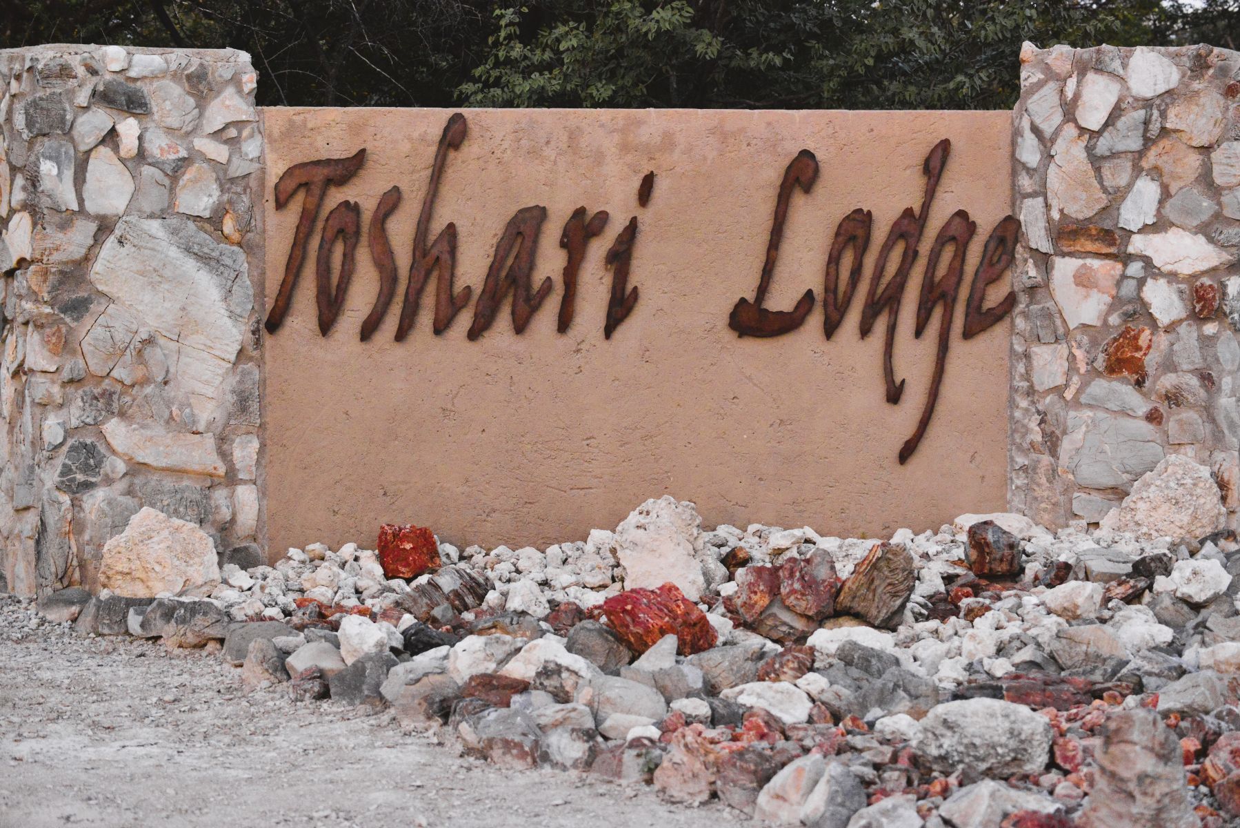 Signage to Toshari Lodge