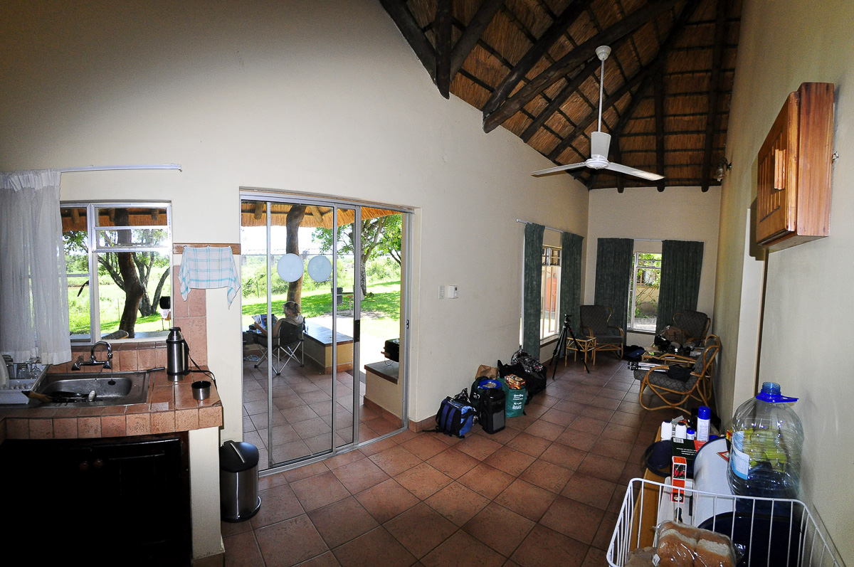 Skukuza family cottage kitchen and lounge