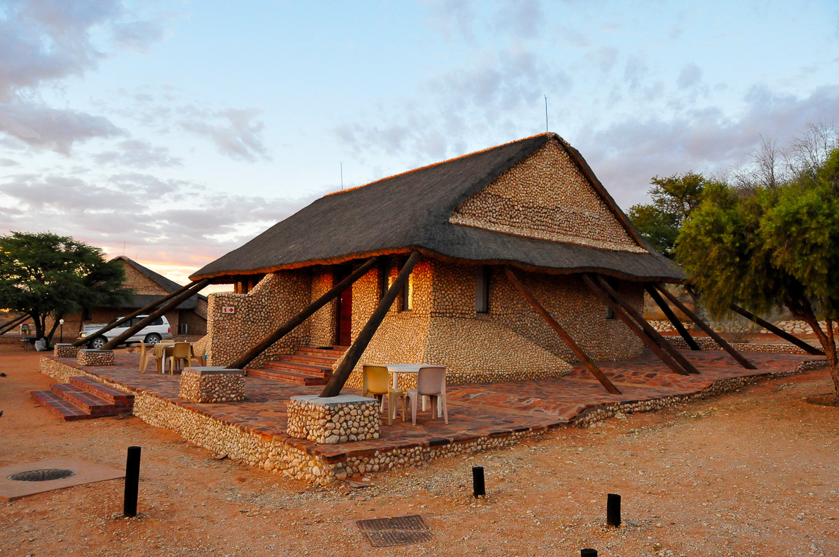 Outside view of chalet at Twee Rivieren