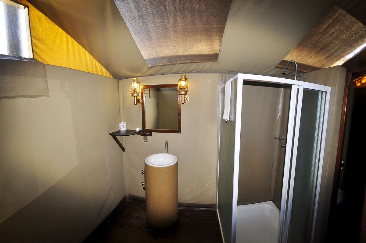 Tamboti Safari tent bathroom