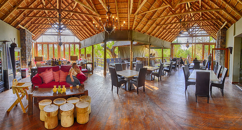 Lounge, bar and diningroom