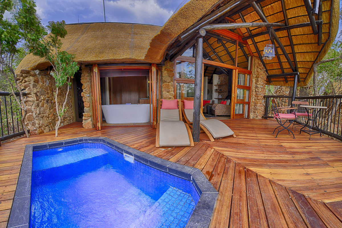HDR photograph of the Tshukudu patio and pool