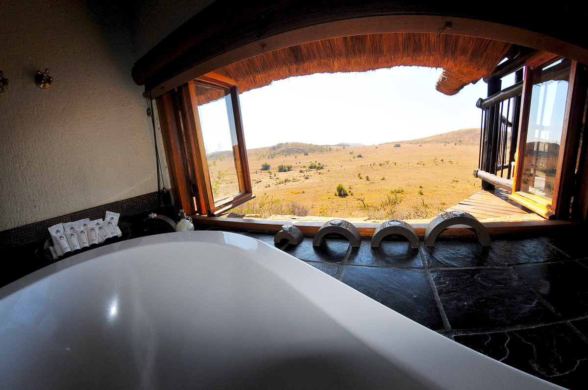 Tshukudu Lodge Luxury Chalet sunken bath with a view