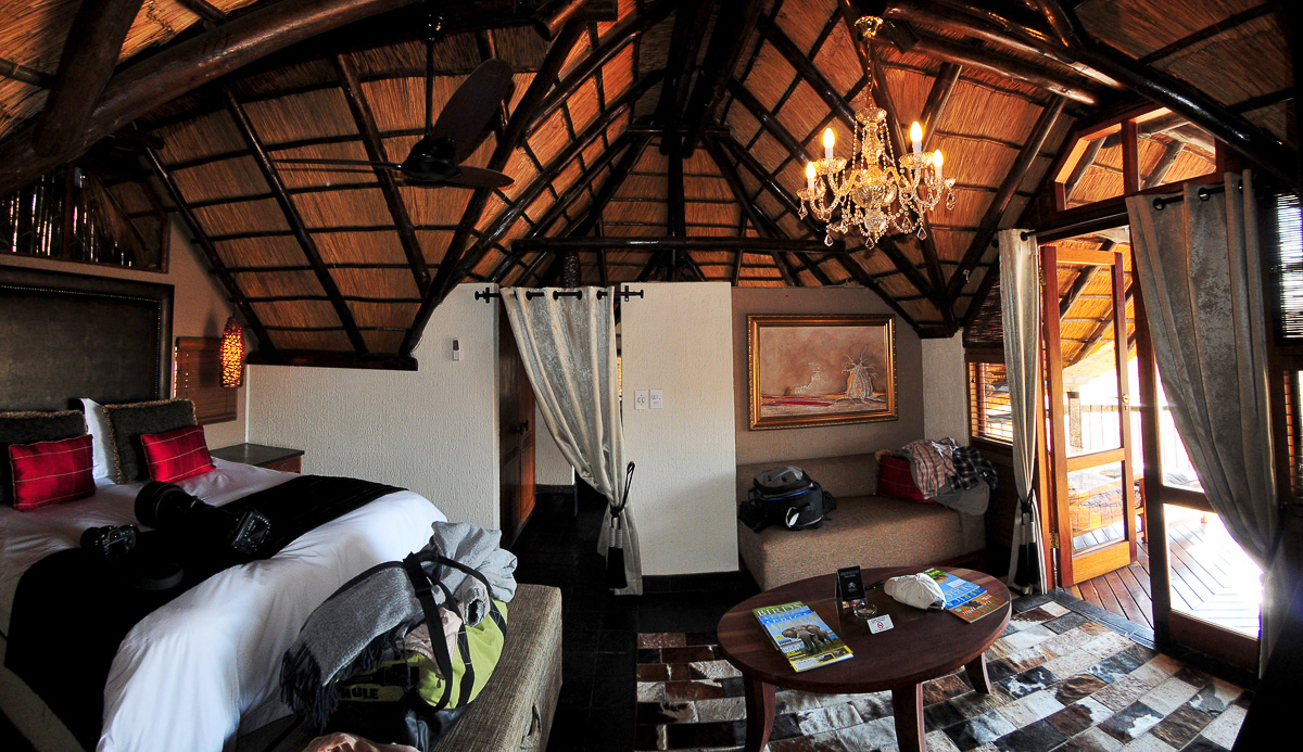 Tshukudu luxury chalet bedroom and lounge