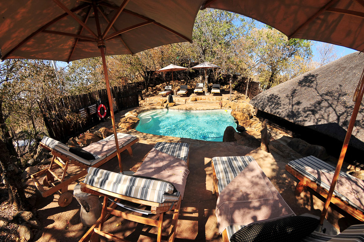 Rock pool and deck at Tshukudu Bush Lodge