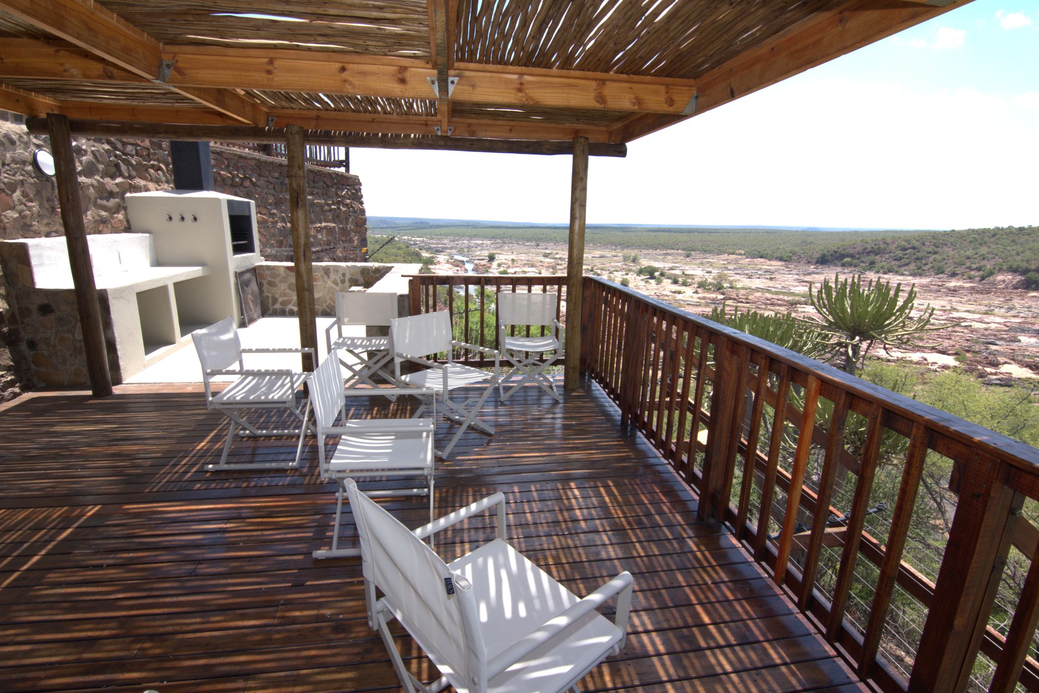 Viewing deck and outside braai area at Nshawu Guest House