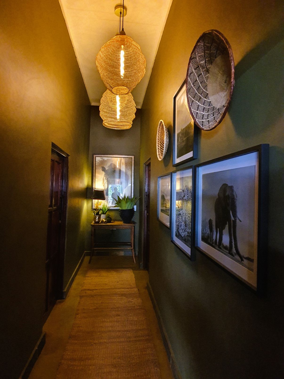 The passageway that leads to the two bedrooms The passageway that leads to the two bedrooms