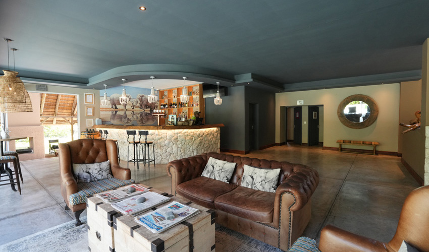 Toshari lodges lounge and bar area